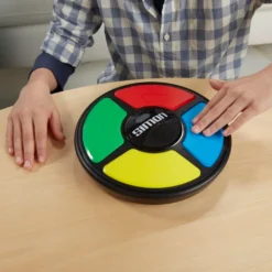 Hasbro Spiel, Elektronisches Merkspiel Für Kinder Ab 8 Jahren; Spiel Mit Lichtern Und Geräuschen, Klassisches Hasbro Spielprinzip, E93835L0, Mehrfarbig 25 Hasbro Spiel, Elektronisches Merkspiel Für Kinder Ab 8 Jahren; Spiel Mit Lichtern Und Geräuschen, Klassisches Hasbro Spielprinzip, E93835L0, Mehrfarbig -Soldier 015a899957034d56feaf8d25971617bd