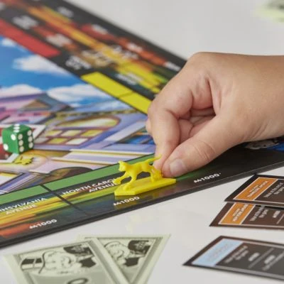 Hasbro Gaming Monopoly Speed Brettspiel, Monopoly In Weniger Als 10 Minuten, Eine Schnelle Version Des Monopoly Brettspiels Ab 8 Jahren, Spiel Für 2–4 Spieler 6 Hasbro Gaming Monopoly Speed Brettspiel, Monopoly In Weniger Als 10 Minuten, Eine Schnelle Version Des Monopoly Brettspiels Ab 8 Jahren, Spiel Für 2–4 Spieler – Bild 6
