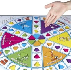 Hasbro Gaming Trivial Pursuit Familien-Edition, Brettspiel Ab 8 Jahren -Soldier 8606540 04
